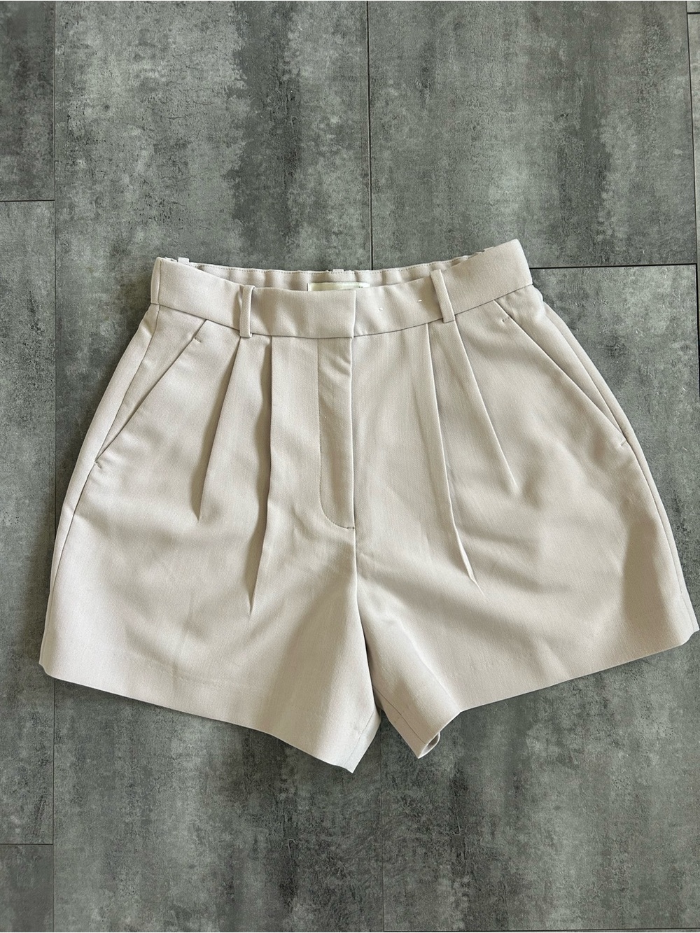 Abercrombie & Fitch Cream High-Waist Pleated Shorts (curve love)